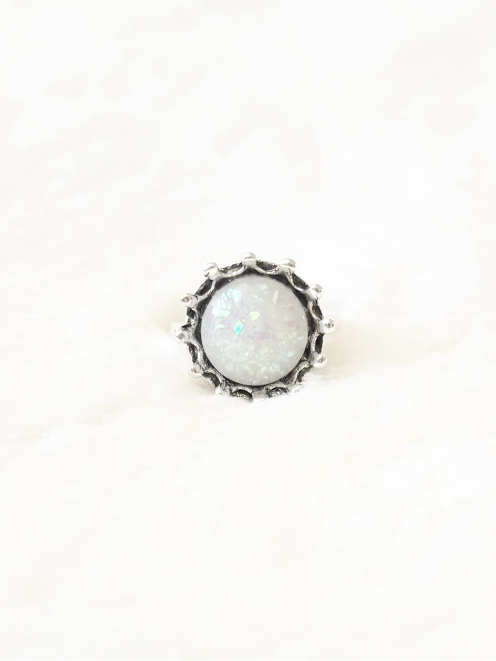 5/$15 🩷 MUST BUNDLE Silver Opal-look Round Statement Ring in Iridescent White